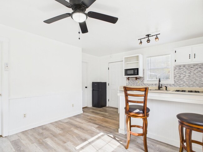 Building Photo - Cozy Guest House