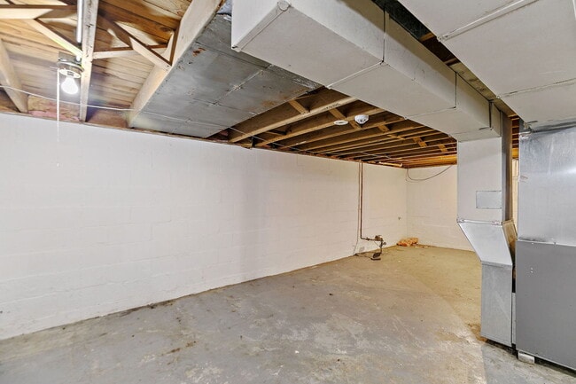 Building Photo - 1105 Woodlawn Cir