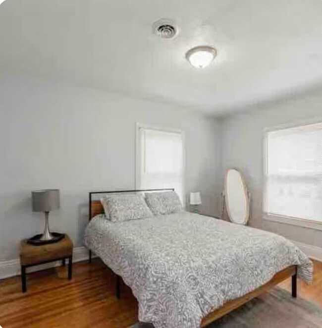 Building Photo - 4 bed with office 1.5 bath Urban Artsy Home