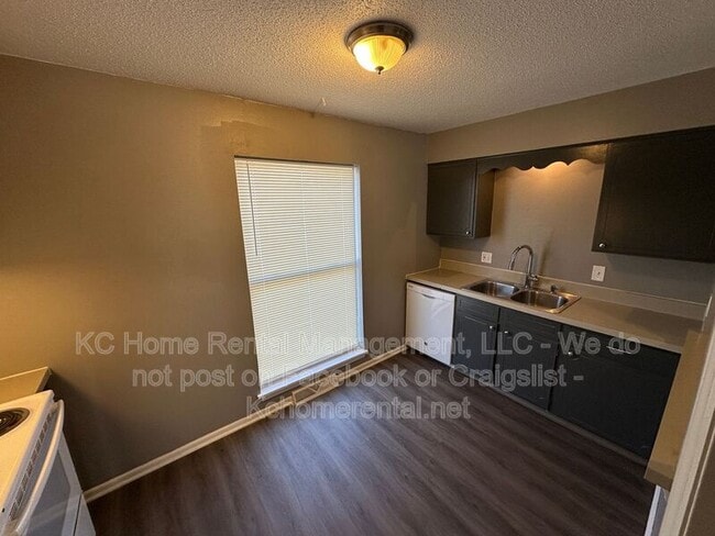 Building Photo - 8725 Countryshire Ln