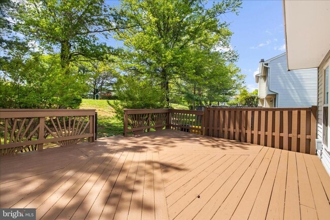 Building Photo - Beautiful End Unit Townhome in Bluffs At Deep Creek!