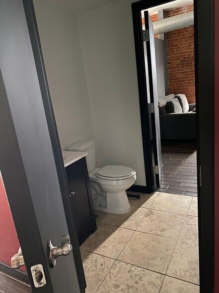 Building Photo - 139 E Main St