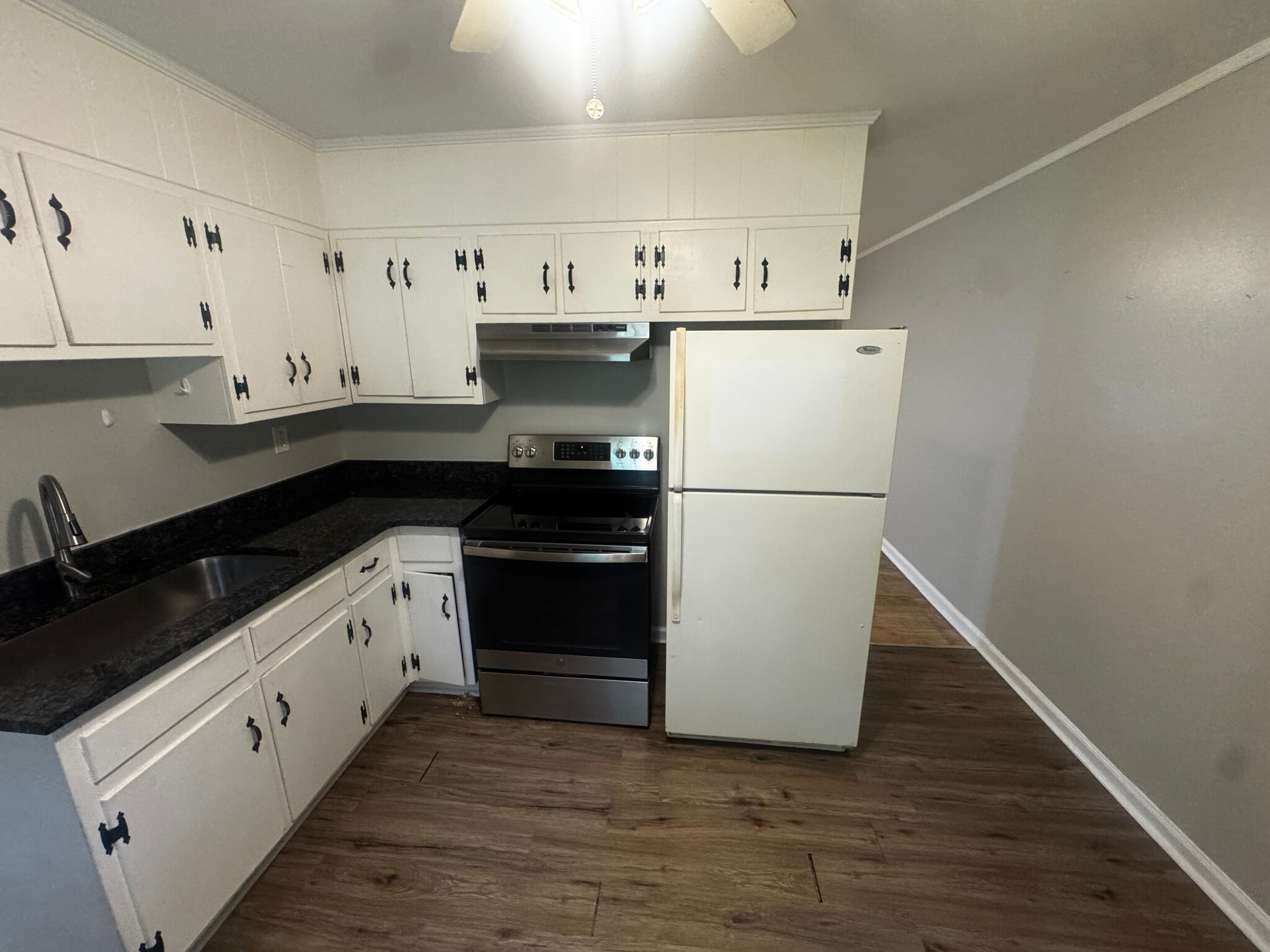 Building Photo - Room in Duplex on Monticello St
