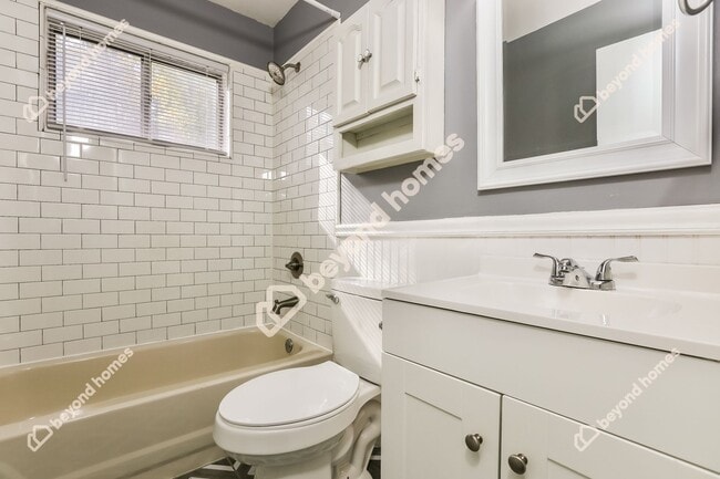 Building Photo - Beautifully Renovated 3 Bedroom 1.5 Bath -...