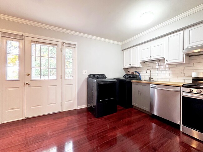 Building Photo - 245 Sunnyridge Ave