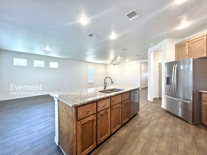 Building Photo - 2216 Hornbeam St