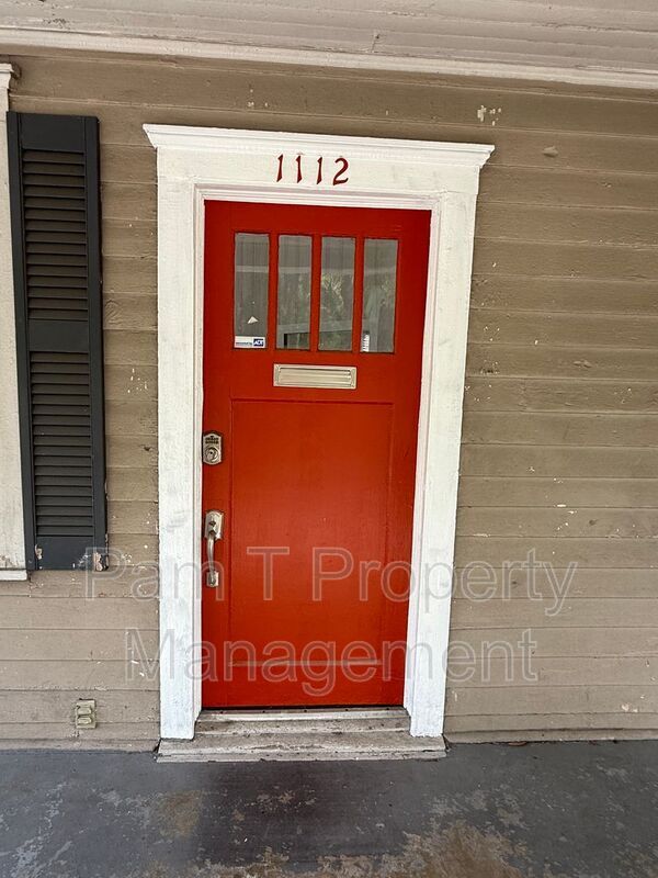 Building Photo - 1112 E Victory Dr