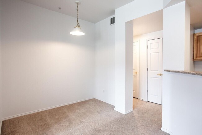 Building Photo - 2 Level Canyon Creek Condo