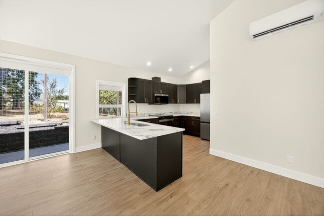 Building Photo - Newly Built Ashland Gem with Fireplace & S...