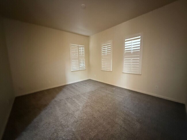 Building Photo - 1487 Highland Dr