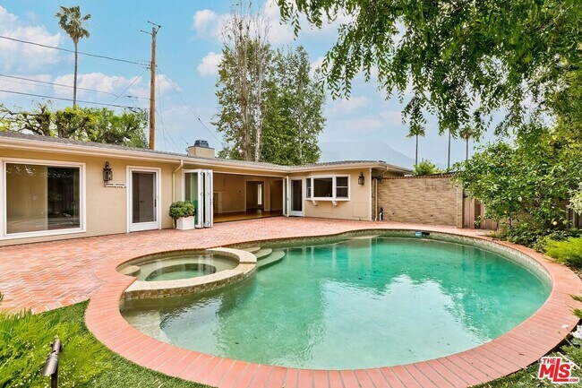 Building Photo - 4211 W Toluca Lake Ln