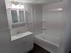 Building Photo - 148 Maple St