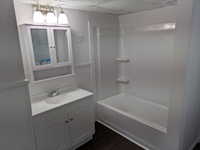 Building Photo - 148 Maple St