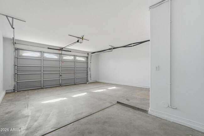 Building Photo - 14162 W Woodbridge Ave