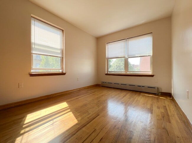 Building Photo - 28-20-28-21 21st Ave