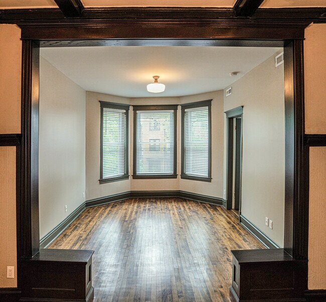 Building Photo - 836 N Maplewood Ave