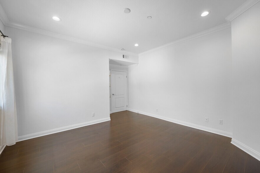 Building Photo - 540 E Angeleno Ave
