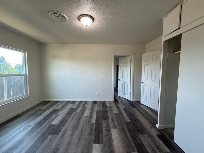 Building Photo - Updated Country Home with Shop!!