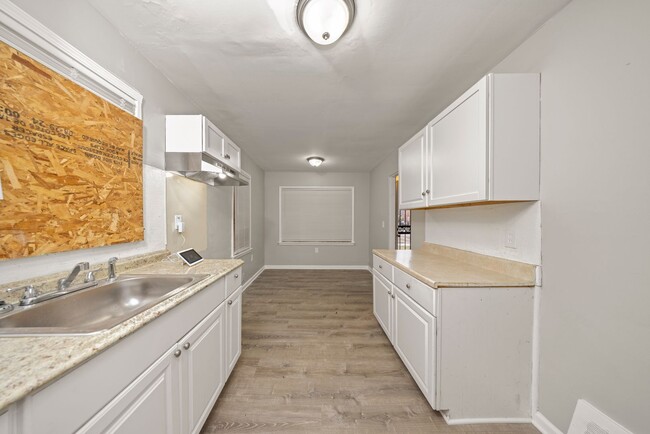 Building Photo - 3 bedroom newly renovated $1250