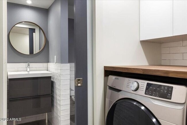 Building Photo - Luxury Living in Roosevelt Historic District!