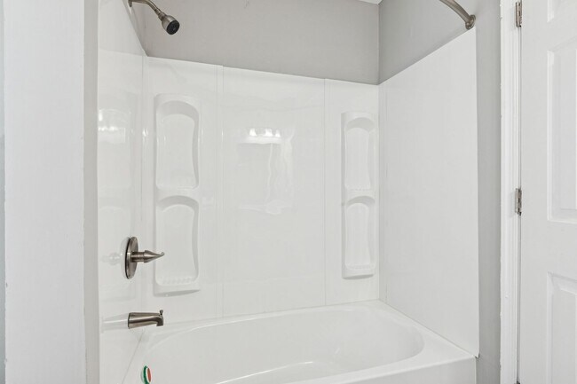 Building Photo - Fully Updated 2 Bedroom Unit!