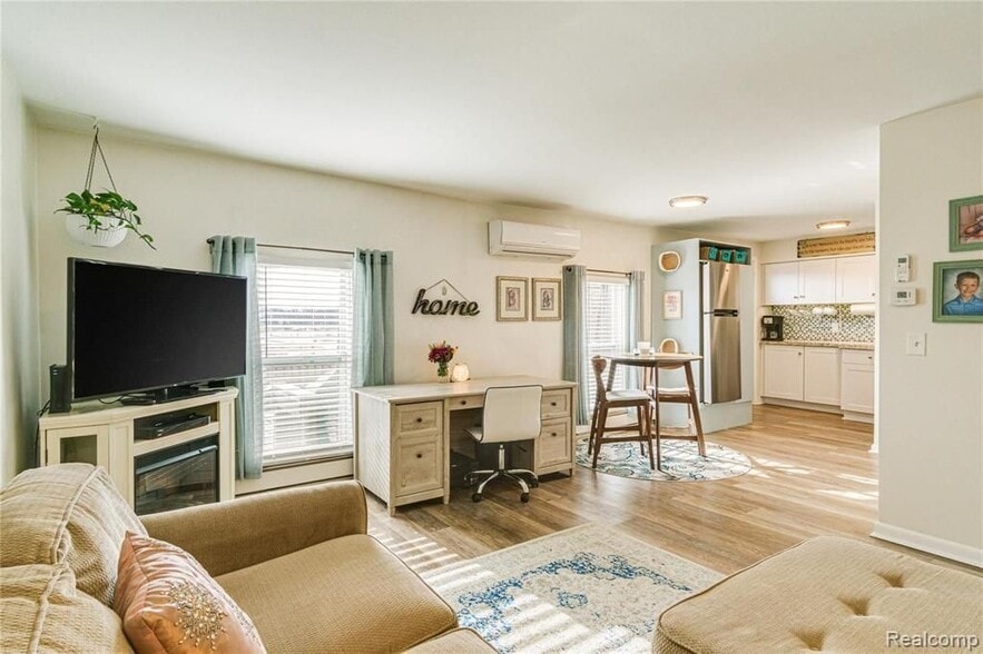 Building Photo - 7187 Silver Lake Rd