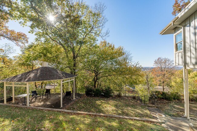 Building Photo - WHAT A VIEW!!! FULLY FURNISHED 5 BEDROOM & 4 BATH ON TOP OF MOUNT SEQUOYAH!!!