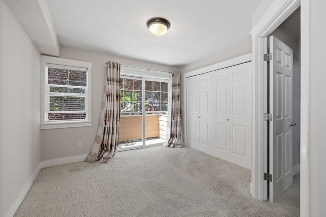 Building Photo - Stylish 3 bedroom townhome in Madison Valley!