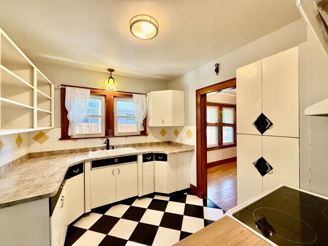Building Photo - Charming 1925 Hillside Bungalow | Downtown Colorado Springs