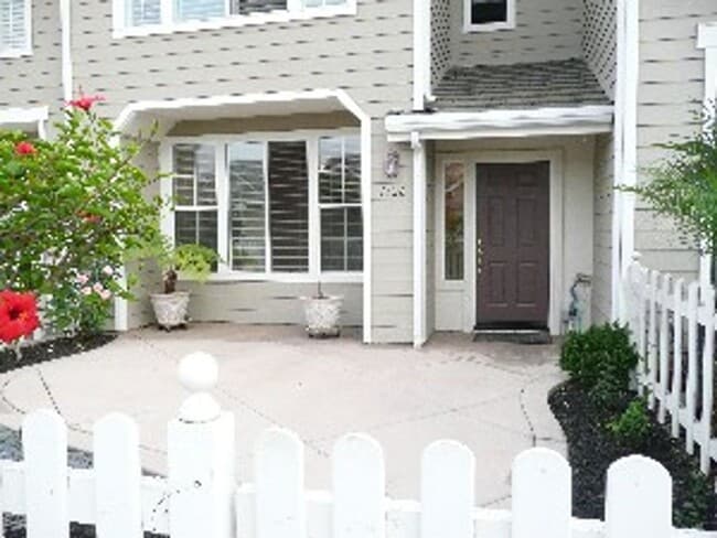 Building Photo - Charming 3BR Townhome in Aviara!