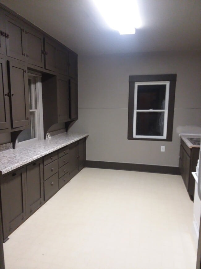 Building Photo - 2 Bed 1 Bath