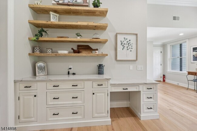 Building Photo - 5 Shores Rd