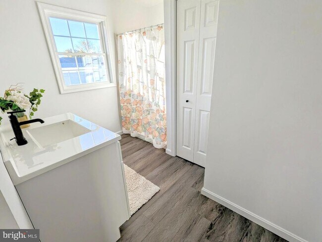 Building Photo - 1340 Queen Anne Dr