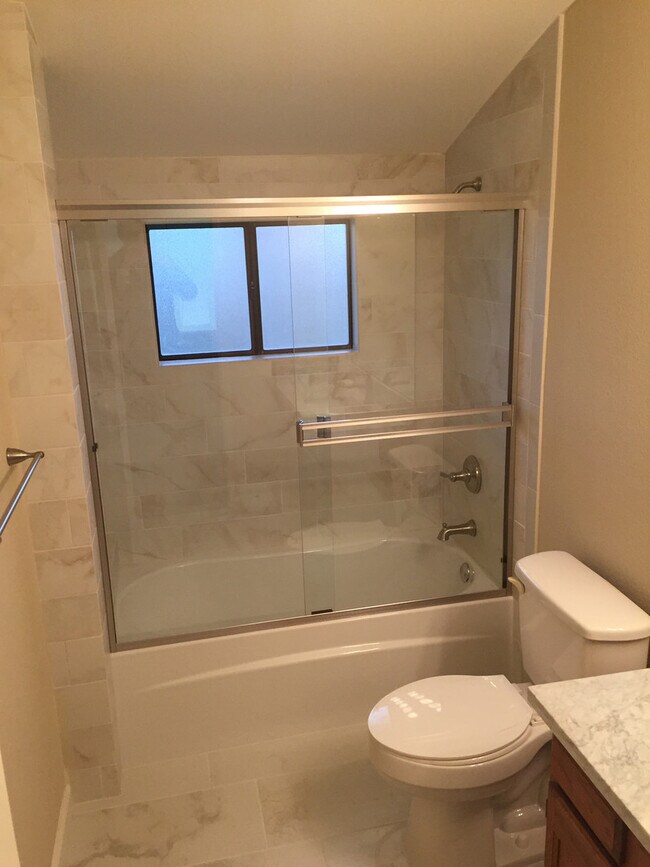 Building Photo - 110 Rock Ravine Ct