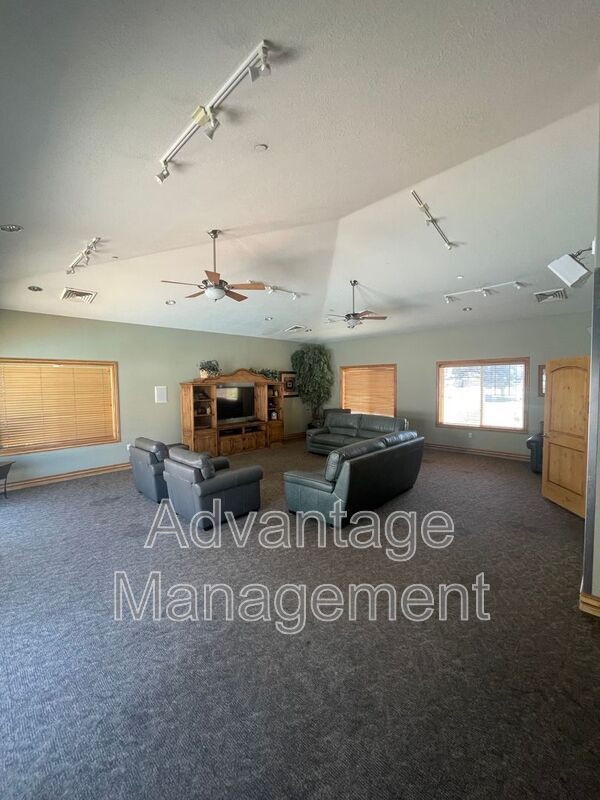 Building Photo - 1061 Canyon Meadow Dr