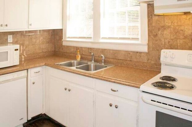 Building Photo - 2 BR/2BA | Newly Renovated Single Family Home | Additional Storage| In North Knoxville!