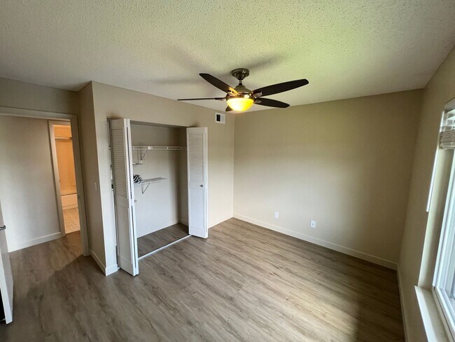 Building Photo - Beautifully Updated 2 Bedroom, 2 Bath Top ...
