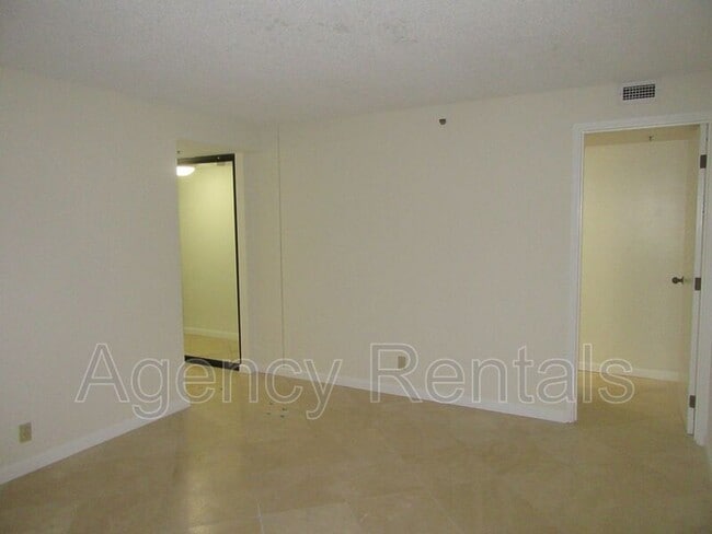 Building Photo - 425 South St