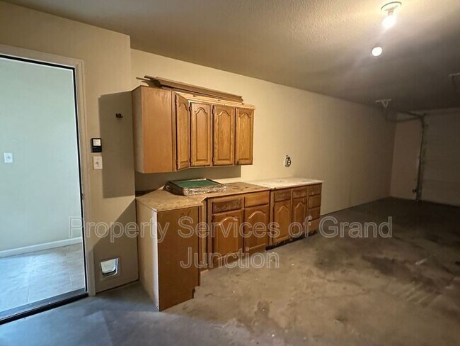 Building Photo - 585 1/2 Belhaven Way