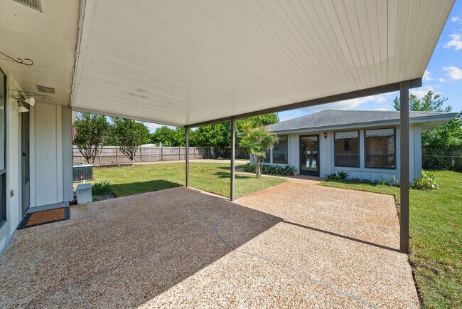 Building Photo - For Rent – Huntingdon Estates 3BR/2BA Home...