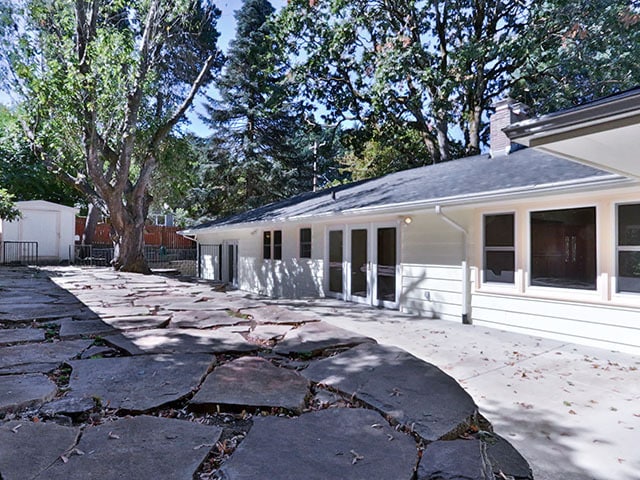 Building Photo - Spacious and Light Lake Oswego Home