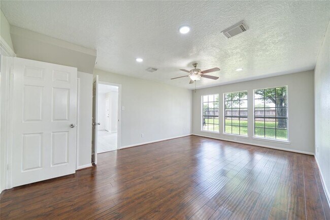 Building Photo - 619 Green Belt Dr