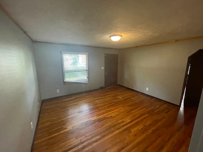 Building Photo - 403 E 2nd St