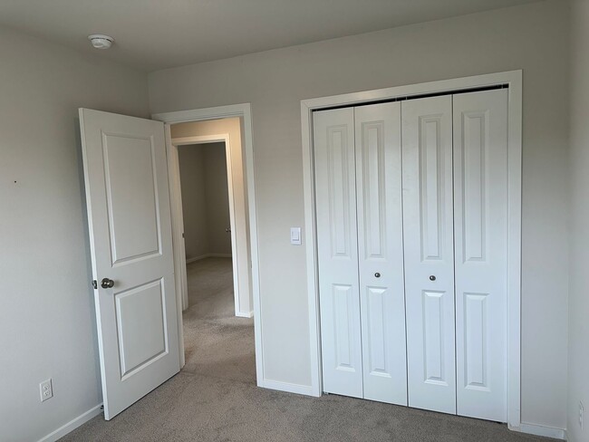 Building Photo - Newer 4 bedroom 2.5 bathroom house!