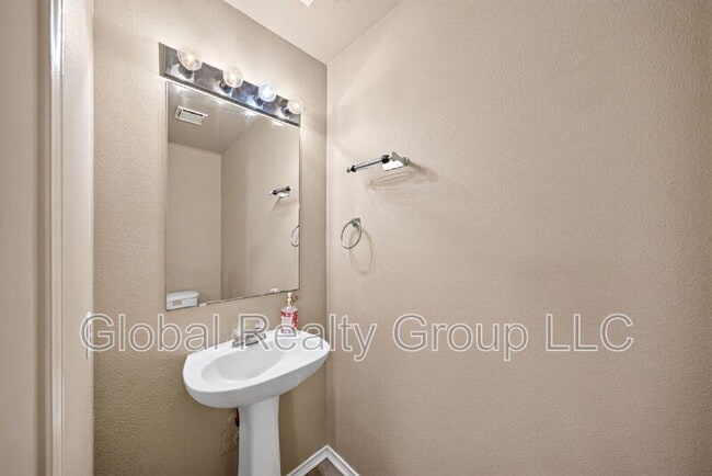 Building Photo - 112 Willow View