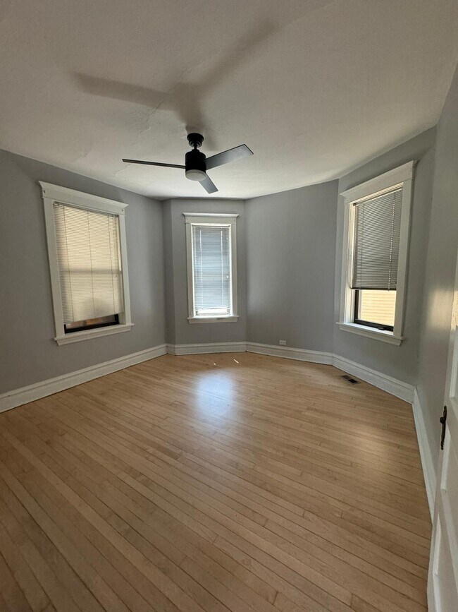 Building Photo - 2415 W Warner Ave