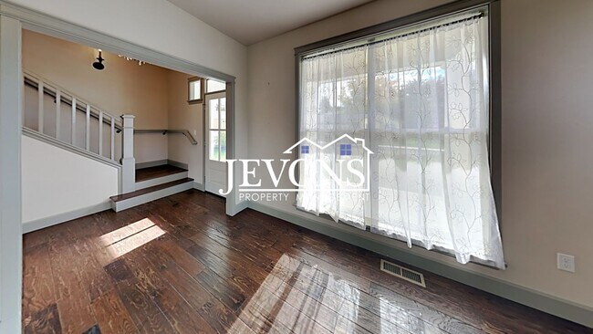 Building Photo - Spacious home with fully equipped kitchen and 2-car garage near Stewart Park