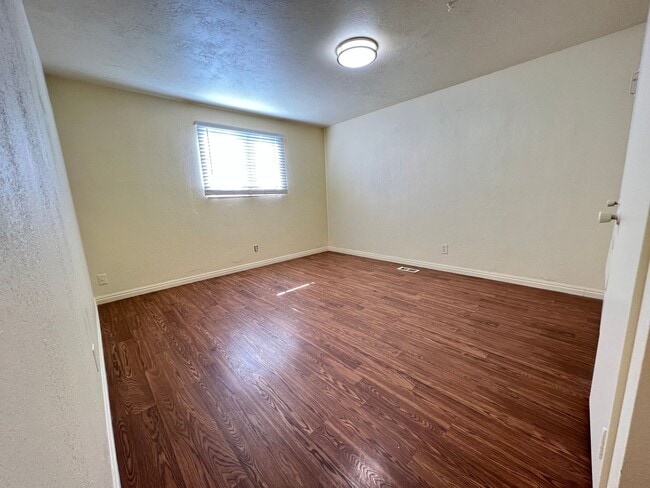 Building Photo - 4 Bedroom/2 Bathroom House in Midvale