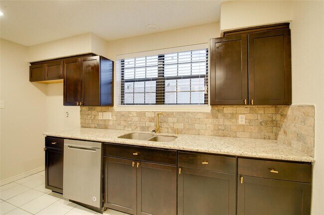 Building Photo - 6526 Foxfern Cir