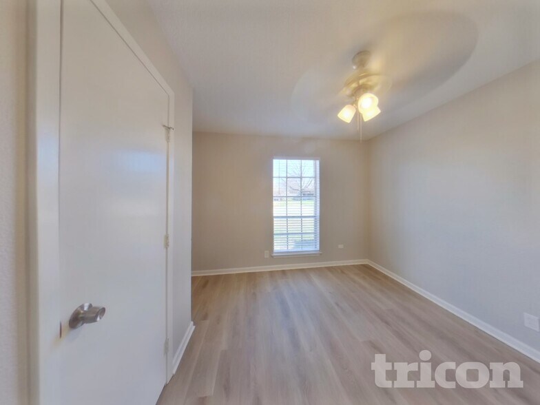 Building Photo - 729 Hallvale Dr